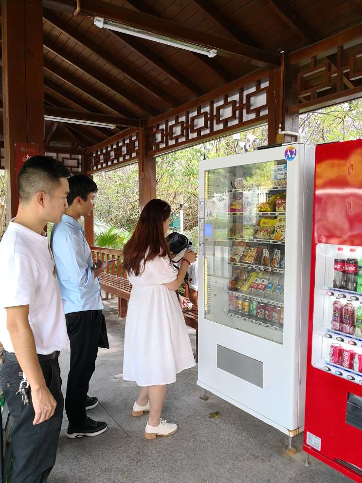 自动售货机，无人售货机，广州自动售货机，自动售货机厂家，自动售货机公司，富宏自动售货机