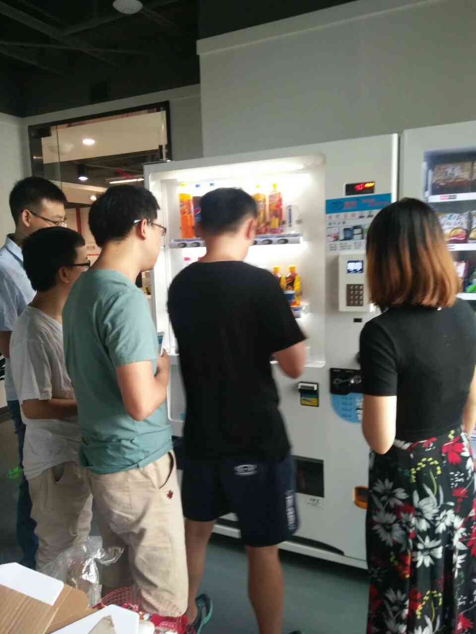 自动售货机，无人售货机，自动售卖机，饮料自动售货机，自助贩卖机